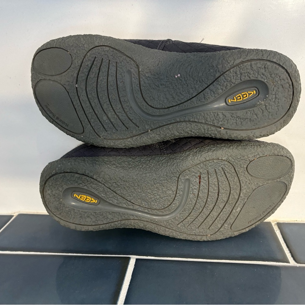 KEEN Howzer Quilted Slippers - Picture 5 of 5